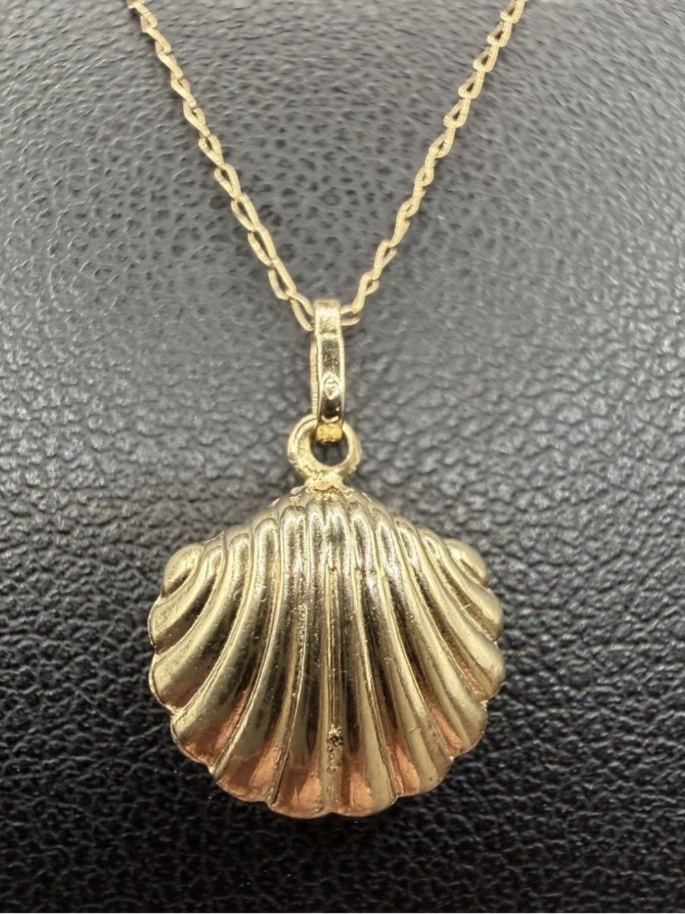 Vintage 14k gold scallop shell pendant necklace 18”